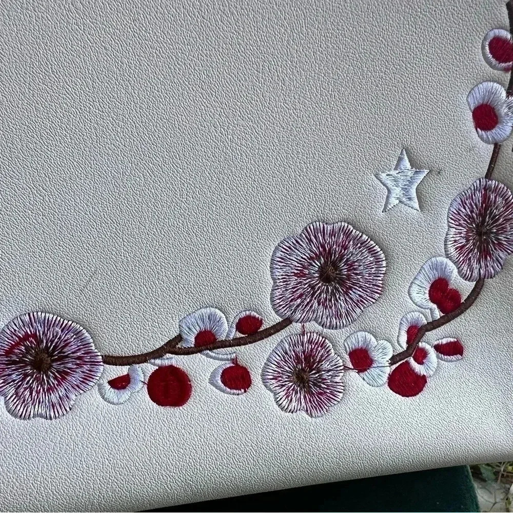 Purse with cardinal embroidery - Picture 5 of 8